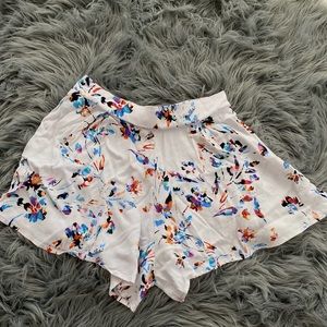 Olivacesous Shorts White Size Medium